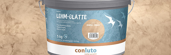 conluto Lehm-Glätte im Eimer (Farbton Barro Tinaja) vor Wandausschnitt im selben Farbton