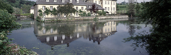 Außenansicht mit See vom Schloß Körtlinghausen in Rüthen