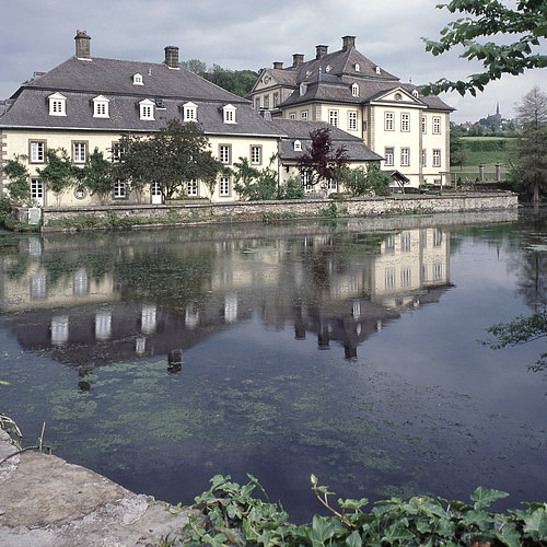 Außenansicht mit See vom Schloß Körtlinghausen in Rüthen