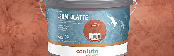 conluto Lehm-Glätte im Eimer (Farbton Lehmrot) vor Wandausschnitt im selben Farbton