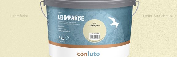 conluto Lehmfarbe im Eimer (Farbton Tongrün hell) vor Wandausschnitt im selben Farbton