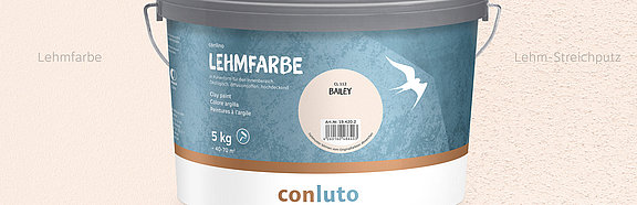 Lehmfarbe Bailey conluto Lehmfarbe im Eimer (Farbton Bailey) vor Wandausschnitt im selben Farbton