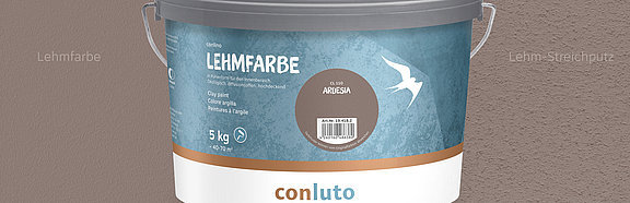Lehmfarbe Ardesia conluto Lehmfarbe im Eimer (Farbton Ardesia) vor Wandausschnitt im selben Farbton