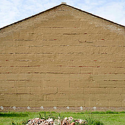 Mit Lehm verputze Außenwand im Archäologischen Park LVR in Xanten