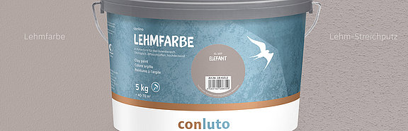 Lehmfarbe Elefant conluto Lehmfarbe im Eimer (Farbton Elefant) vor Wandausschnitt im selben Farbton