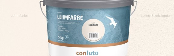 Lehmfarbe Lehmweiß conluto Lehmfarbe im Eimer (Farbton Lehmweiß) vor Wandausschnitt im selben Farbton