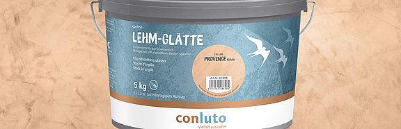 conluto Lehm-Glätte im Eimer (Farbton Provence rötlich) vor Wandausschnitt im selben Farbton