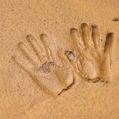Handabdruck im Lehm