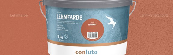 conluto Lehmfarbe im Eimer (Farbton Lehmrot) vor Wandausschnitt im selben Farbton