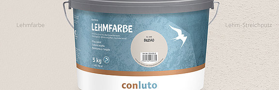 Lehmfarbe Bilbao conluto Lehmfarbe im Eimer (Farbton Bilbao) vor Wandausschnitt im selben Farbton
