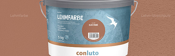 conluto Lehmfarbe im Eimer (Farbton Kastanie) vor Wandausschnitt im selben Farbton