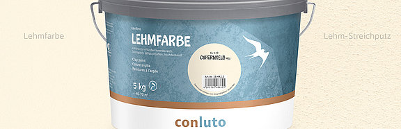 Lehmfarbe Cyperngelb hell conluto Lehmfarbe im Eimer (Farbton Cyperngelb) vor Wandausschnitt im selben Farbton