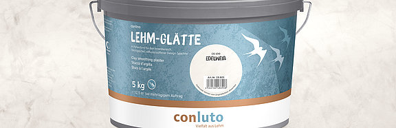 conluto Lehm-Glätte im Eimer (Farbton Edelweiß) vor Wandausschnitt im selben Farbton