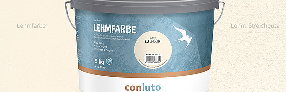 Lehmfarbe Elfenbein conluto Lehmfarbe im Eimer (Farbton Elfenbein) vor Wandausschnitt im selben Farbton