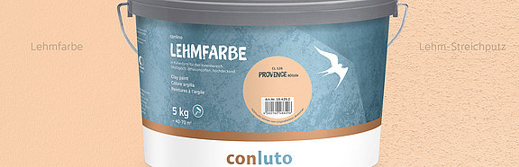 Lehmfarbe Provence rötlich conluto Lehmfarbe im Eimer (Farbton Provence rötlich) vor Wandausschnitt im selben Farbton