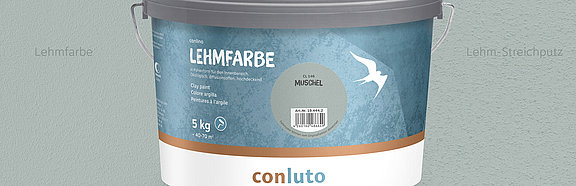 Lehmfarbe Muschel conluto Lehmfarbe im Eimer (Farbton Muschel) vor Wandausschnitt im selben Farbton