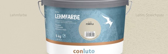 Lehmfarbe Pompeji conluto Lehmfarbe im Eimer (Farbton Pompeji) vor Wandausschnitt im selben Farbton