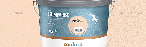 Lehmfarbe Provence gelblich conluto Lehmfarbe im Eimer (Farbton Provence gelblich) vor Wandausschnitt im selben Farbton