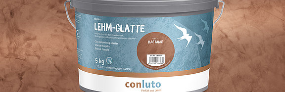 conluto Lehm-Glätte im Eimer (Farbton Kastanie) vor Wandausschnitt im selben Farbton