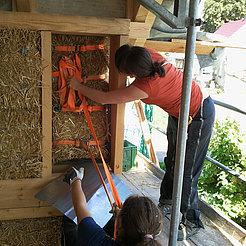 Gefach mit Strohballen befüllen
