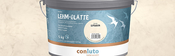 conluto Lehm-Glätte im Eimer (Farbton Elfenbein) vor Wandausschnitt im selben Farbton