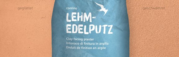 Lehm-Edelputz Arancio conluto Lehm-Edelputz im Sack (Farbton Arancio) vor Wandausschnitt im selben Farbton