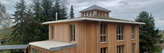 Wohnhaus aus Holz und Stroh - Bild 1