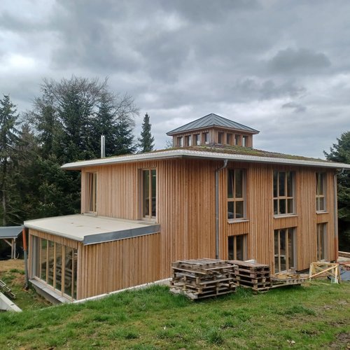 Wohnhaus aus Holz und Stroh