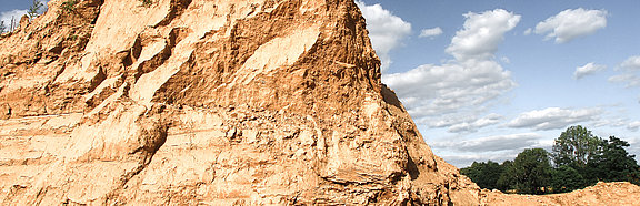 Berg aus Lehm vor blauem himmel