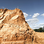 Berg aus Lehm vor blauem himmel