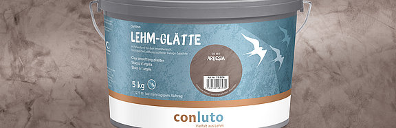 conluto Lehm-Glätte im Eimer (Farbton Ardesia) vor Wandausschnitt im selben Farbton