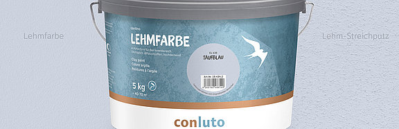 Lehmfarbe Taufblau conluto Lehmfarbe im Eimer (Farbton Taufblau) vor Wandausschnitt im selben Farbton