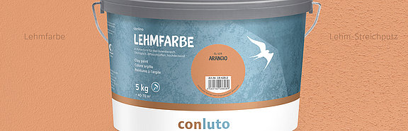 Lehmfarbe Arancio conluto Lehmfarbe im Eimer (Farbton Arancio) vor Wandausschnitt im selben Farbton
