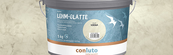 conluto Lehm-Glätte im Eimer (Farbton Verona) vor Wandausschnitt im selben Farbton
