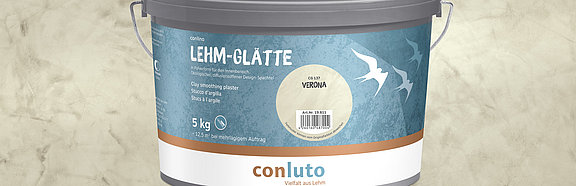 Lehm-Glätte Verona conluto Lehm-Glätte im Eimer (Farbton Verona) vor Wandausschnitt im selben Farbton